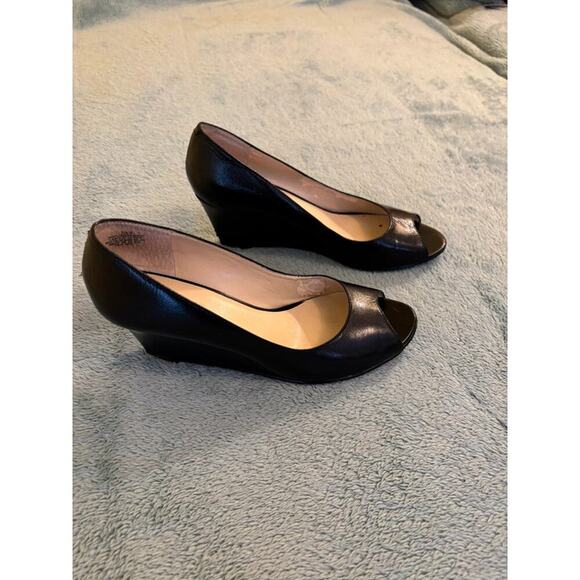 Nine West Size 7 1/2 M Black Shoes Slight Wear - Picture 3 of 6